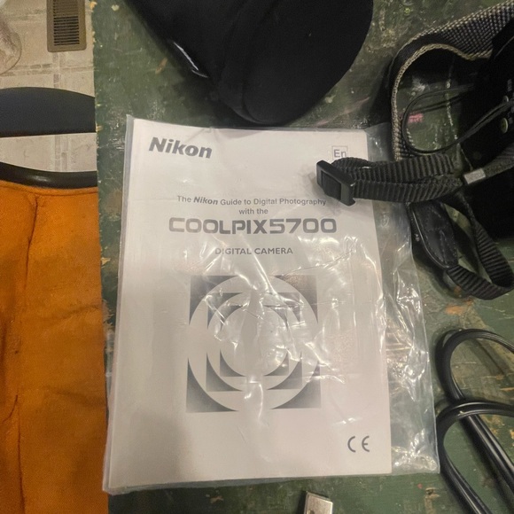 Like New Nikon Coolpix 5700 Point & Shoot Camera - Picture 8 of 10